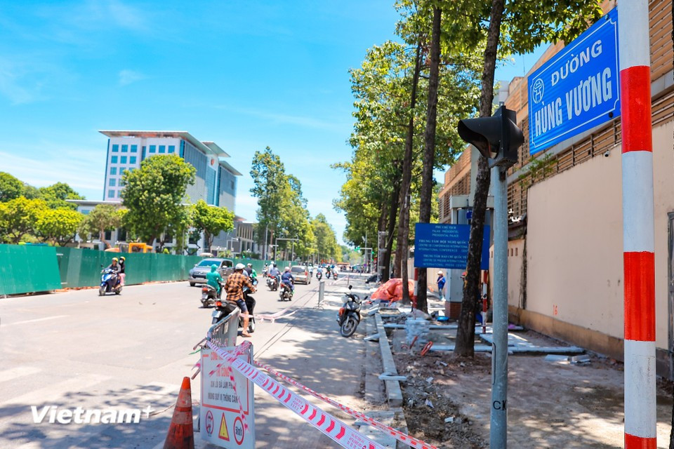 Work is also under way to widen Hung Vuong Street between Tran Phu and Nguyen Thai Hoc, as part of preparations for key national events, including the parade commemorating the 80th anniversary of the August Revolution and National Day. (Photo: Hoai Nam/Vietnam+)