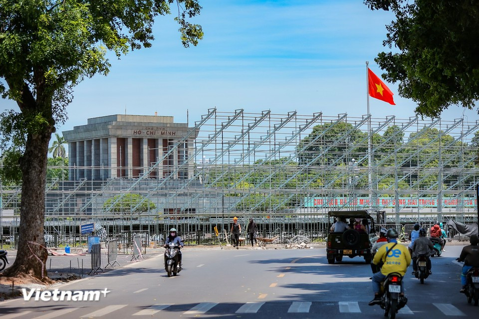 In addition to improvements along the parade route, large grandstands for the grand parade are being installed in Ba Dinh Square. (Photo: Hoai Nam/Vietnam+)