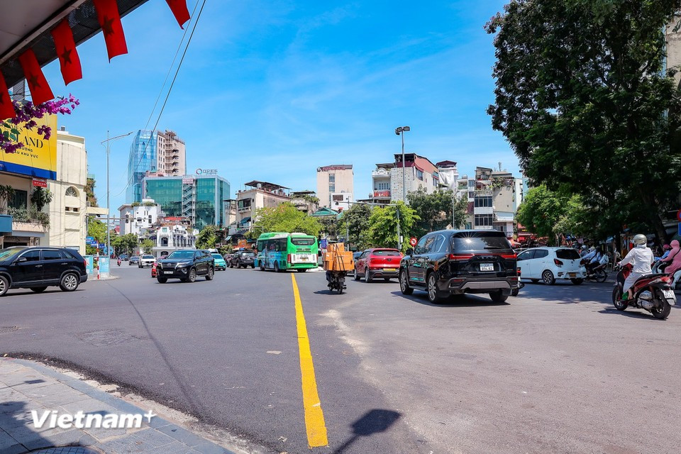 Concrete medians on major streets such as Dien Bien Phu, Trang Thi, Hung Vuong and Thanh Nien are dismantled and replaced with painted road markings to widen the carriageway ahead of the celebrations. (Photo: Hoai Nam/Vietnam+)