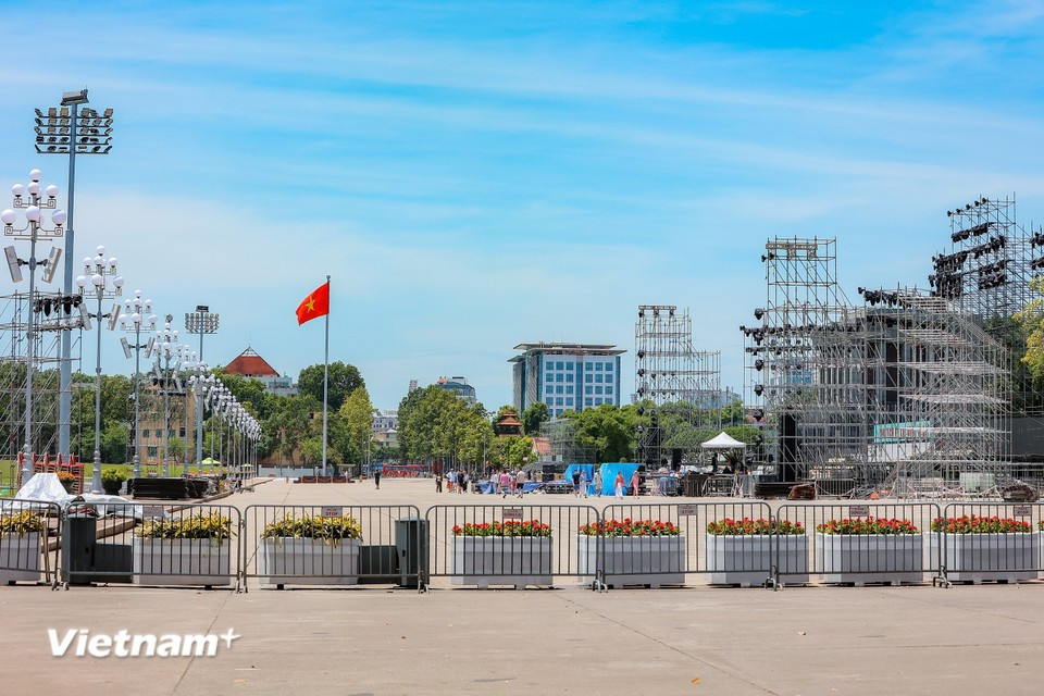 In front of the Ho Chi Minh Mausoleum, a large stage is also being rapidly completed. Around 40,000 people are expected to take part in the ceremony, parade and march celebrating the 80th anniversary of the August Revolution and National Day in Hanoi. (Photo: Hoai Nam/Vietnam+)