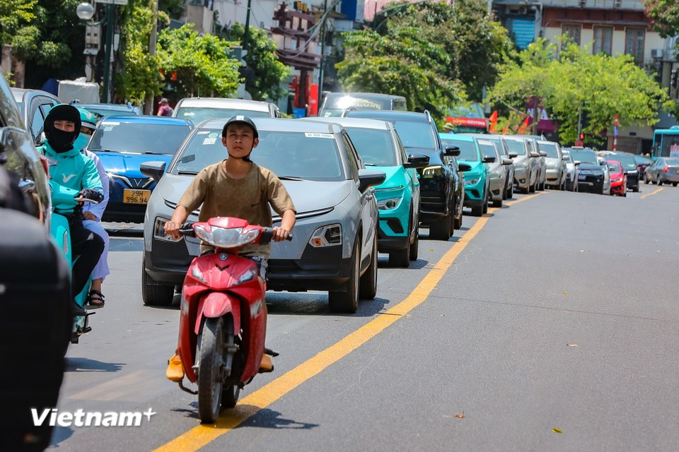 On Dien Bien Phu Street, concrete medians have been replaced with yellow painted lines, and a fresh asphalt surface is being laid. (Photo: Hoai Nam/Vietnam+)