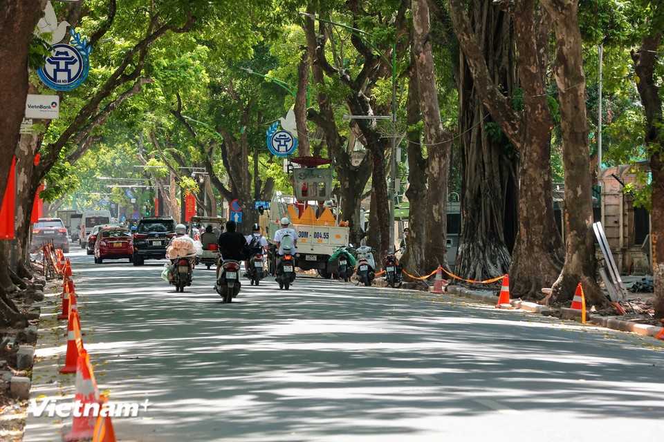 The pavement of Phan Dinh Phung Street is being urgently repaired. (Photo: Hoai Nam/Vietnam+)