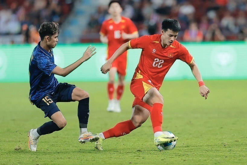 Players from both teams battle for the ball. (Photo: Minh Quyet – VNA correspondent in Thailand)