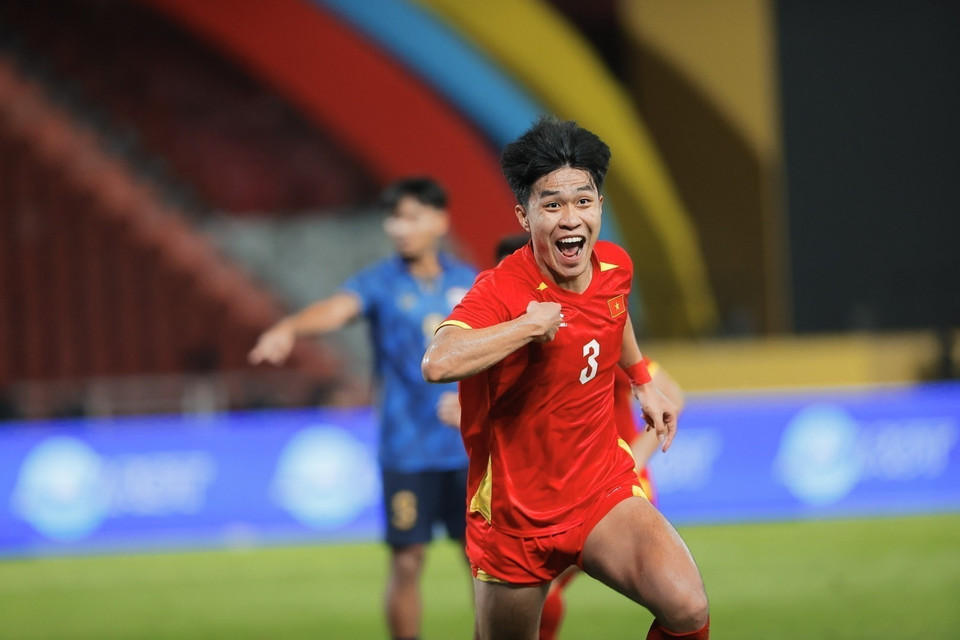 Ly Duc (No. 3, Vietnam) celebrates the second goal for Vietnam’s U22 team. (Photo: Minh Quyet – VNA correspondent in Thailand)