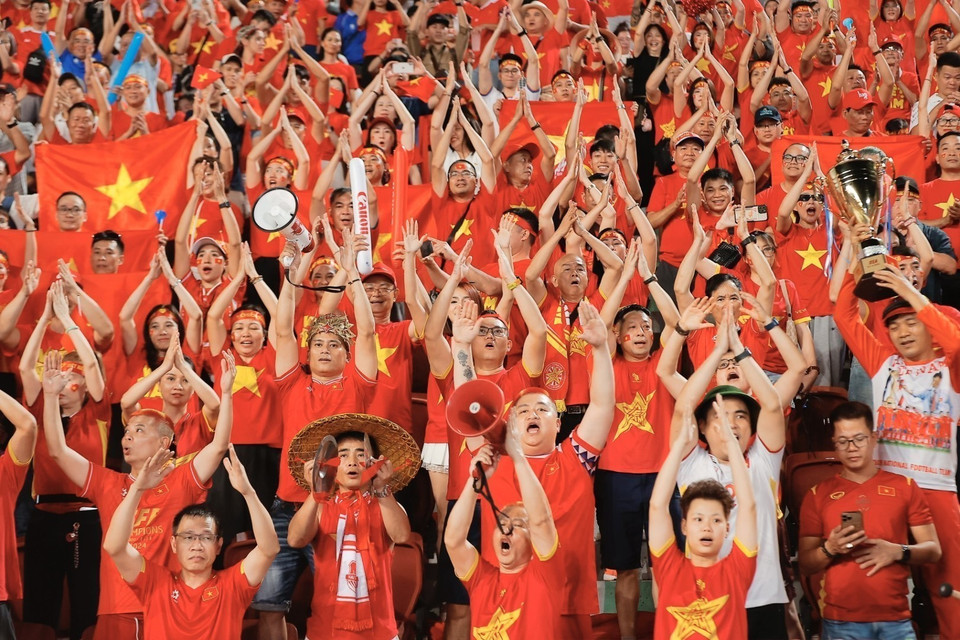 Fans at the stadium cheer for the Vietnam team. (Photo: Minh Quyet – VNA correspondent in Thailand)