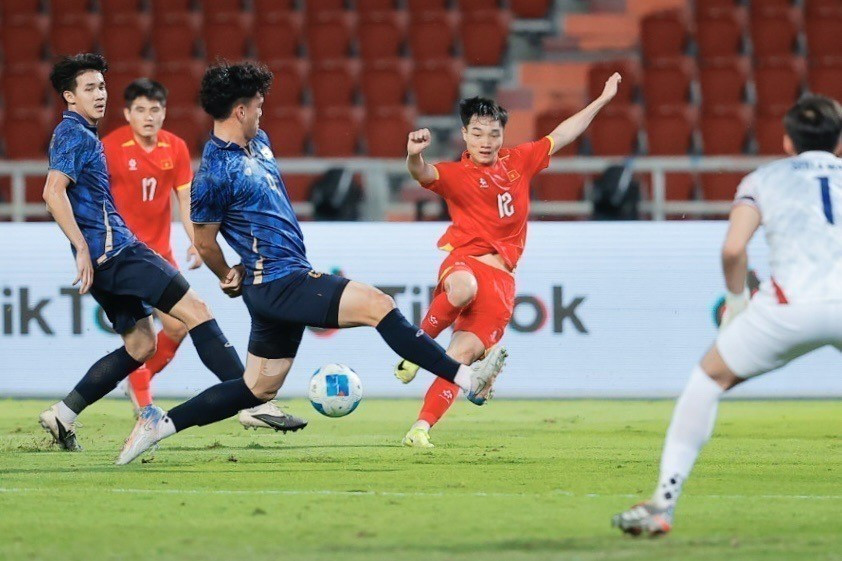 Players from both teams battle for the ball. (Photo: Minh Quyet – VNA correspondent in Thailand)