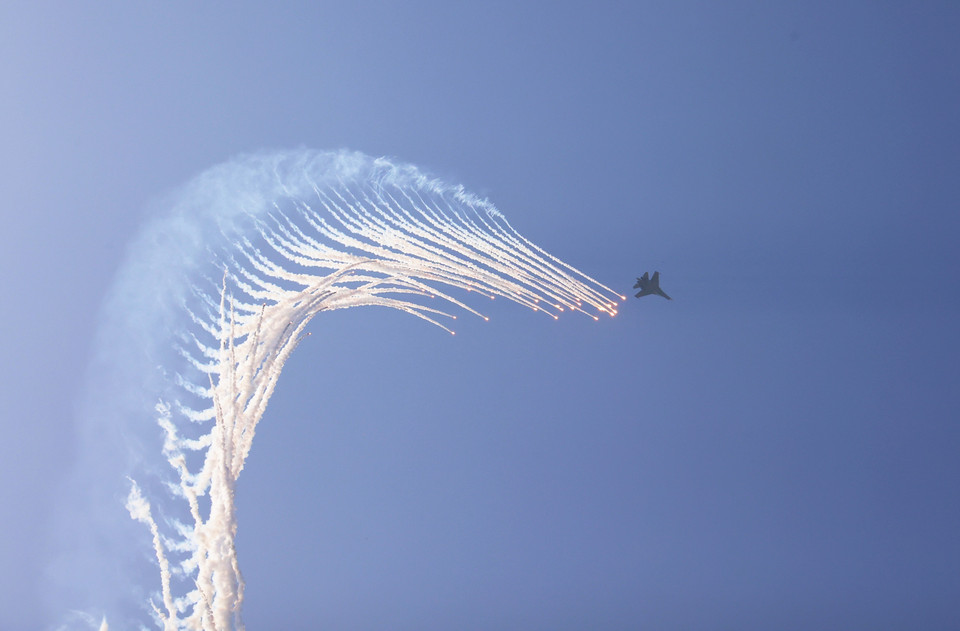 A demonstration of heat flares by Su-30MK2 fighter jets in the sky over Ho Chi Minh City. Photo: Hong Dat - VNA