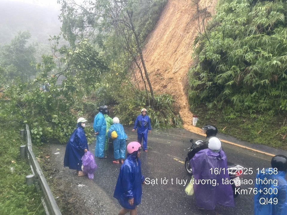 Landslides occur along National Highway 49 in A Luoi 3 Commune. (Photo: Published by VNA)