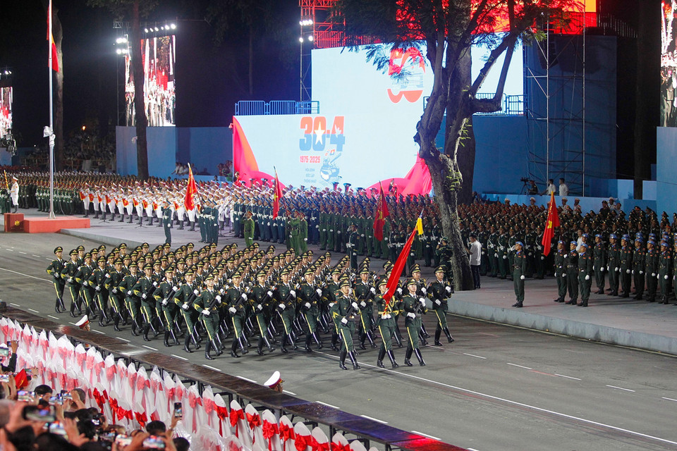 Chinese military forces participate in the rehearsal for the 50th anniversary celebration. (Photo: Thanh Vu – VNA)