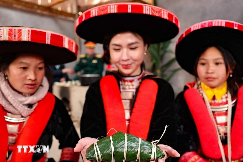 Today, banh chung gu remains an essential part of Tet celebrations in Red Dao households. (Photo: Thanh Tung/VNA)