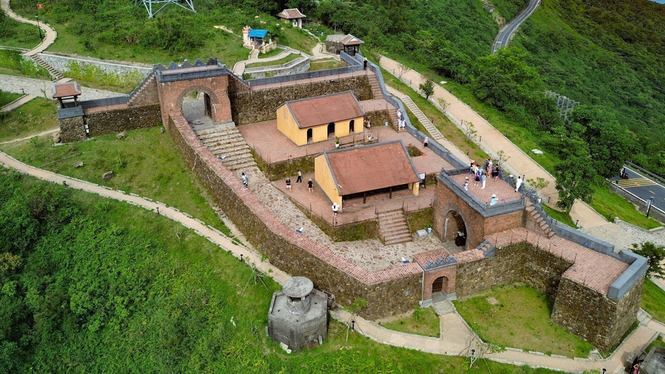 Built in 1826 under Emperor Minh Mang’s reign, the gate was strategically placed at 490 meters above sea level to monitor the north-south land route and oversee Da Nang Bay. It also served as a vital military stronghold protecting the imperial capital of Hue. (Photo: Thanh Tung – VNA)