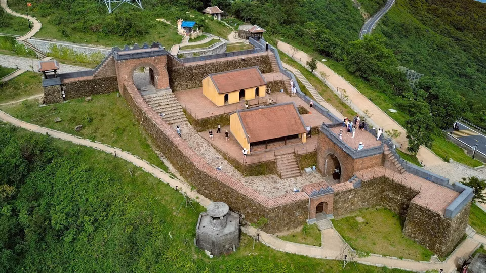 Built in 1826 under Emperor Minh Mang’s reign, the gate was strategically placed at 490 meters above sea level to monitor the north-south land route and oversee Da Nang Bay. It also served as a vital military stronghold protecting the imperial capital of Hue. (Photo: Thanh Tung – VNA)