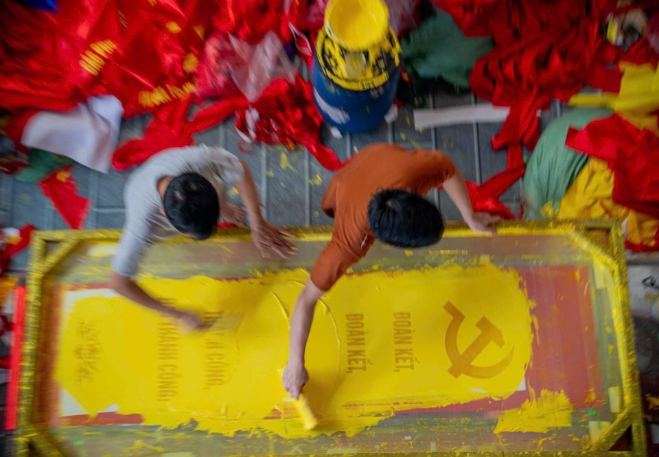 As National Day draws near, sewing households in Tu Van village (Chuong Duong commune, Hanoi) are working at full capacity. (Photo: VNA)