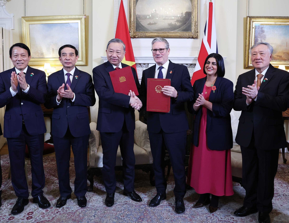 Party General Secretary To Lam and UK Prime Minister Keir Starmer exchange the Joint Declaration on elevating Vietnam–UK relations to a Comprehensive Strategic Partnership. (Photo: Thong Nhat - VNA)