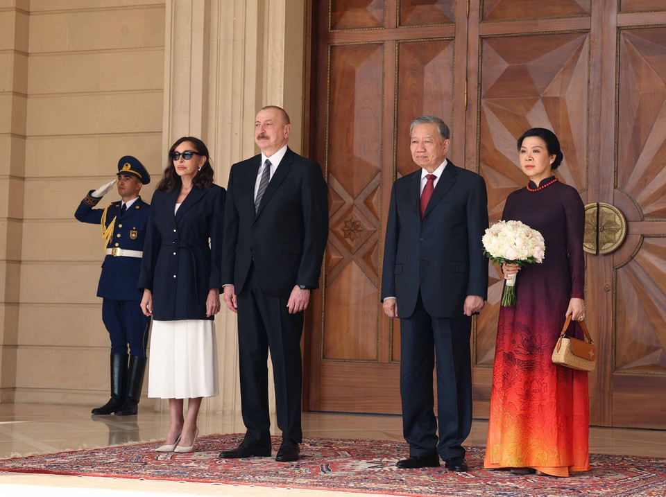 Party General Secretary To Lam and his spouse, together with President Ilham Aliyev and his spouse, listen to the military band performing the national anthems of both countries. (Photo: Thong Nhat – VNA)