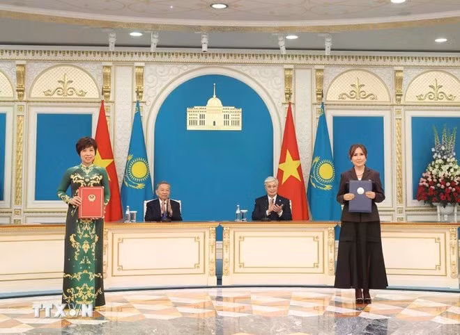 The leaders of the Vietnam News Agency and the President's Television and Radio Complex of Kazakhstan exchange a cooperation agreement, witnessed by Vietnamese Party General Secretary To Lam and Kazakh President Kassym-Jomart Tokayev. (Photo: VNA)