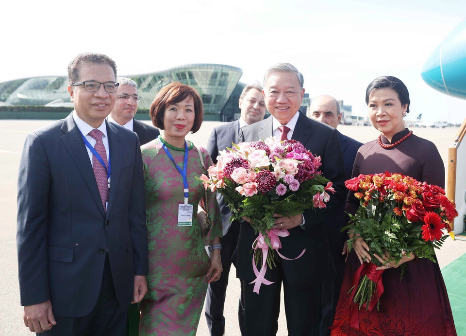 Vietnamese Ambassador to Russia and concurrently accredited to Azerbaijan Dang Minh Khoi and his spouse welcome Party General Secretary To Lam and his spouse at Heydar Aliyev International Airport in Baku. (Photo: Thong Nhat – VNA)