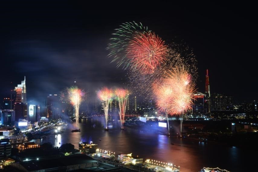 Fireworks light up the sky in celebration of the 50th anniversary of national reunification. (Photo: VNA)