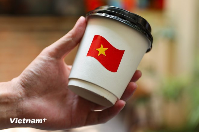 Even food and drinks are styled with national flag motifs, reflecting a strong sense of patriotism and love for the country. (Photo: Hoai Nam/Vietnam+)