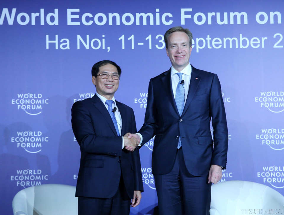 Deputy Foreign Minister Bui Thanh Son, head of the WEF ASEAN 2018 Organising Committee, and WEF President Borge Brende co-chair a press conference on the WEF ASEAN 2018 in Hanoi in September 2018. (Photo: Lam Khanh - VNA)