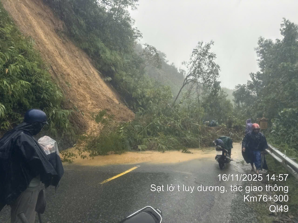 Landslides occur along National Highway 49 in A Luoi 3 Commune. (Photo: Published by VNA)