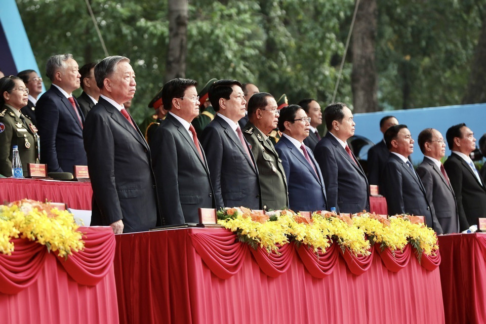 Party and State leaders, together with international guests, take part in the flag salutation ceremony Photo: VNA