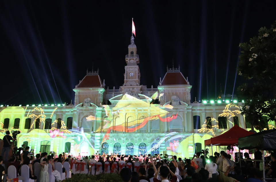 3D mapping adds a dazzling touch to the “Colors of Uncle Ho’s City” programme. (Photo: Xuan Anh – VNA)