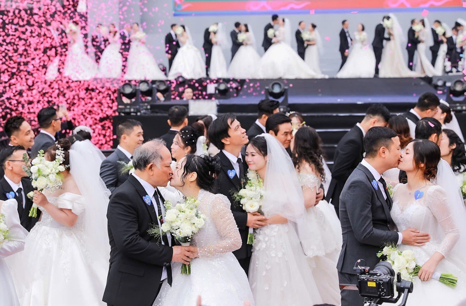 80 couples take part in the “A day for us – Love is happiness” wedding ceremony. (Photo: Khanh Hoa/VNA)