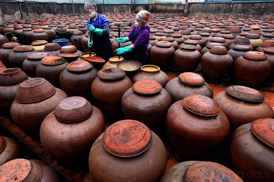 Photography serves as a powerful medium for promoting Vietnam’s culture and people to the world. In the photo: Villagers in Ban hamlet, Yen Nhan commune, My Hao district, Hung Yen province, preserve and develop the traditional craft of soy sauce making. (Photo: VNA)