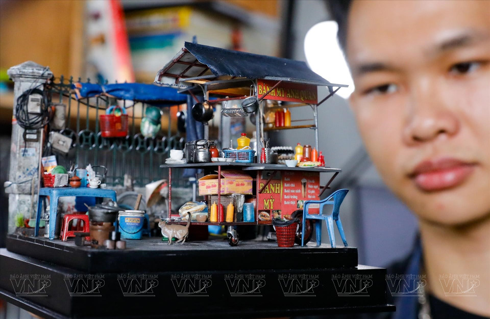 Through patience and passion, the young man turns everyday urban life into soulful works of art, proving that creativity often lies not in grand themes but in the familiar corners of one’s hometown. (Photo: Vietnam Pictorial)