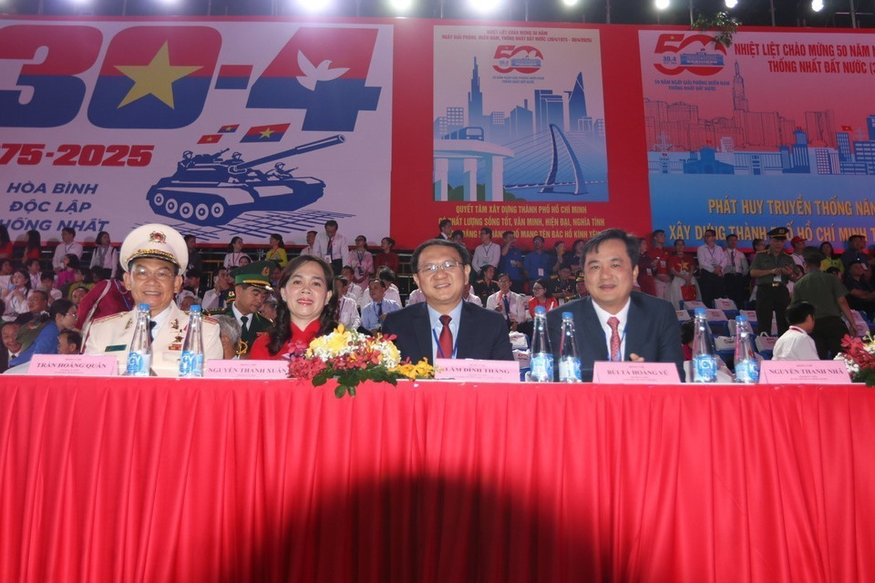 Delegates arrive early to settle into their positions at the main venue on Le Duan Street. (Photo: VNA)