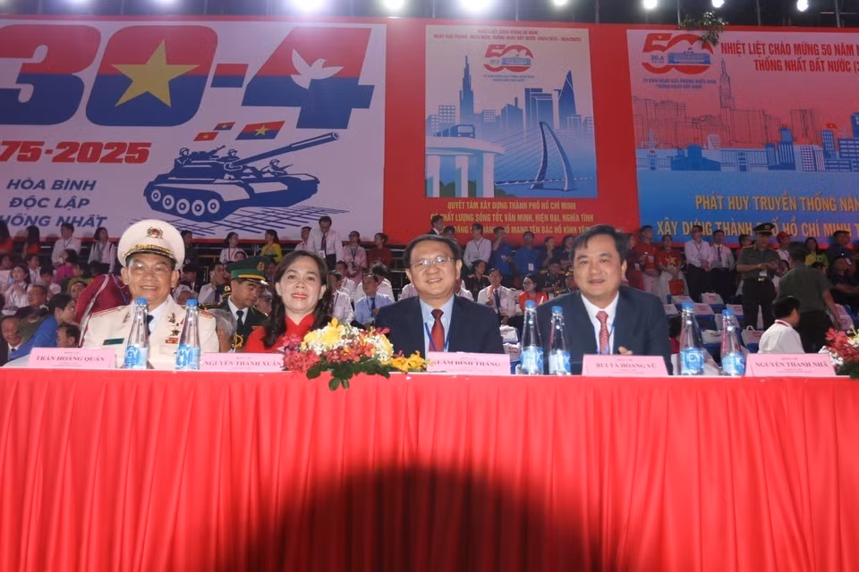 Delegates arrive early to settle into their positions at the main venue on Le Duan Street. (Photo: VNA)