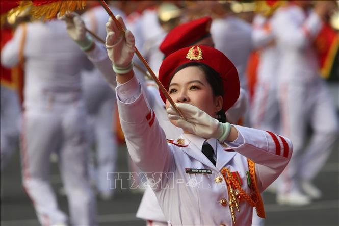Rifle drill and military band performance “The Country's Complete Joy” by the Military Ceremonial Unit, the University of Military Culture and Arts, and art troupes from Military Regions 1, 3, and 9. Photo: VNA