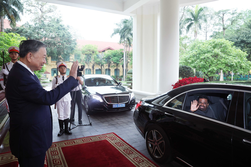 Party General Secretary To Lam bids farewell to President Anura Kumara Dissanayaka after the meeting. (Photo: Thong Nhat – VNA)