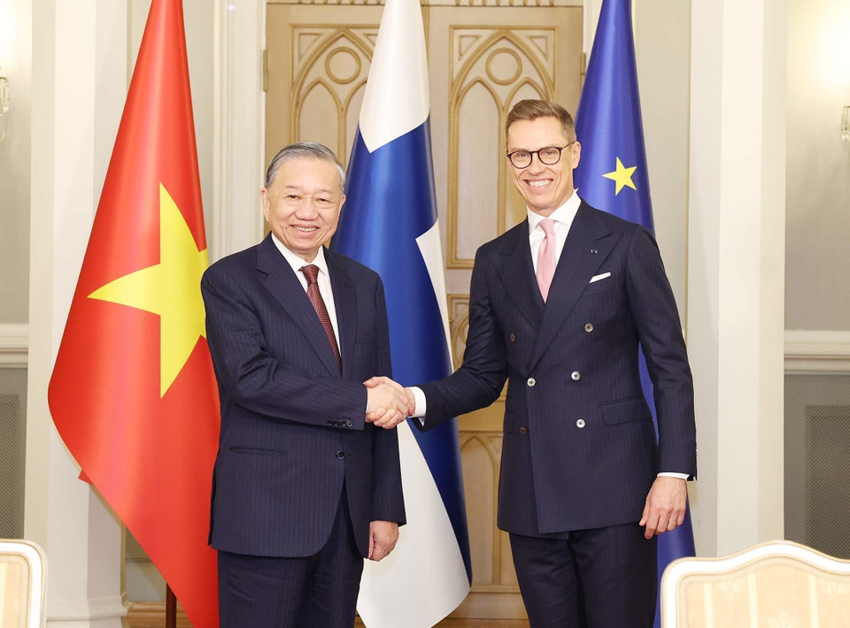 General Secretary To Lam and President of the Republic of Finland Alexander Stubb after the signing ceremony of cooperation documents. (Photo: Thong Nhat - VNA)