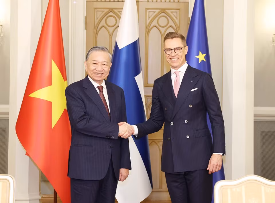 General Secretary To Lam and President of the Republic of Finland Alexander Stubb after the signing ceremony of cooperation documents. (Photo: Thong Nhat - VNA)