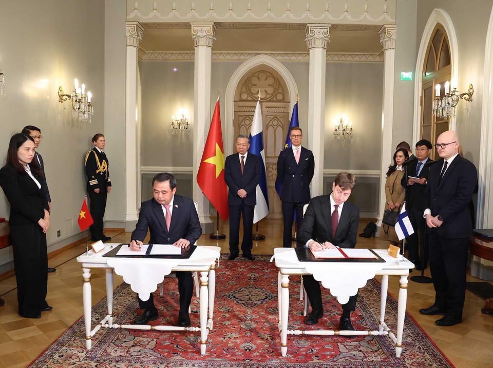 Following the talks, General Secretary of the Communist Party of Vietnam Central Committee To Lam and Finnish President Alexander Stubb witness the signing of Memoranda of Understanding (MoU) on bilateral cooperation in Helsinki on October 21 afternoon (local time). (Photo: Thong Nhat - VNA)