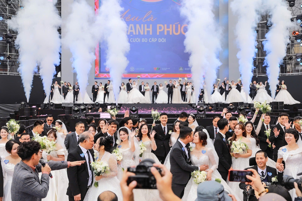 80 couples take part in the “A day for us – Love is happiness” wedding ceremony. (Photo: Khanh Hoa/VNA)