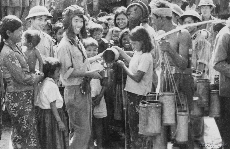 Cambodian people bring palm sugar juice to Vietnamese volunteer soldiers during the days they helped them harvest rice – a touching image of the deep bond between Vietnamese and Cambodian soldiers and civilians in the fight to overthrow the genocidal regime. (Photo: VNA)