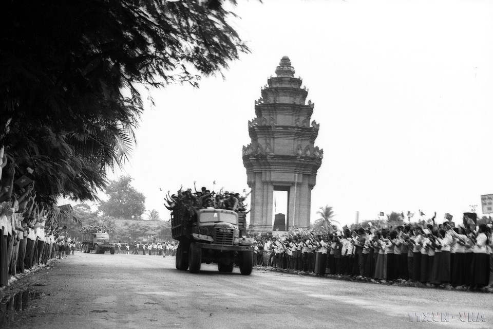 Tens of thousands of Phnom Penh residents warmly bid farewell to Vietnamese volunteer soldiers completing their international duties and returning home in June 1984. (Photo: VNA)