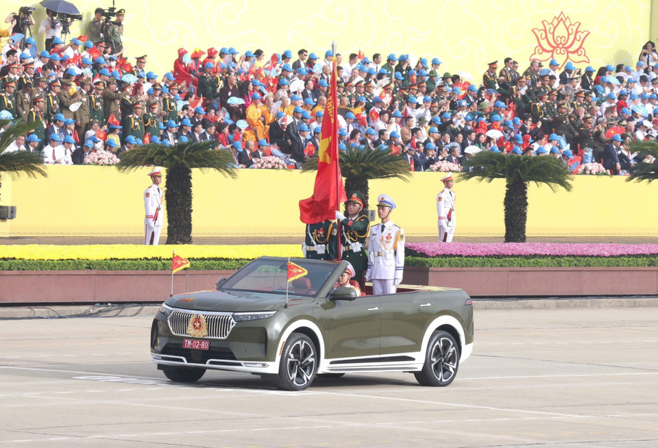 The command vehicle and the unit carrying the Army Flag, led by Colonel General Nguyen Hong Thai, Party Central Committee member and Deputy Minister of National Defense. (Photo: Quoc Khanh - VNA)
