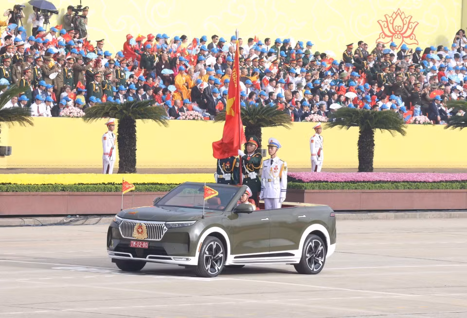 The command vehicle and the unit carrying the Army Flag, led by Colonel General Nguyen Hong Thai, Party Central Committee member and Deputy Minister of National Defense. (Photo: Quoc Khanh - VNA)