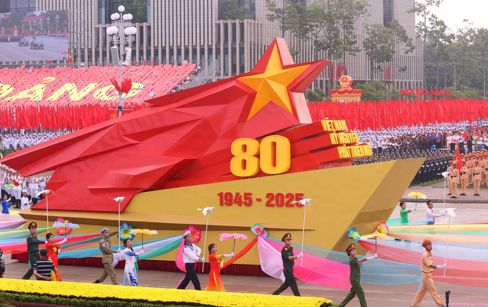 A model vehicle represents the 80th Anniversary of the August Revolution and National Day of the Socialist Republic of Vietnam. (Photo: Van Diep - VNA)