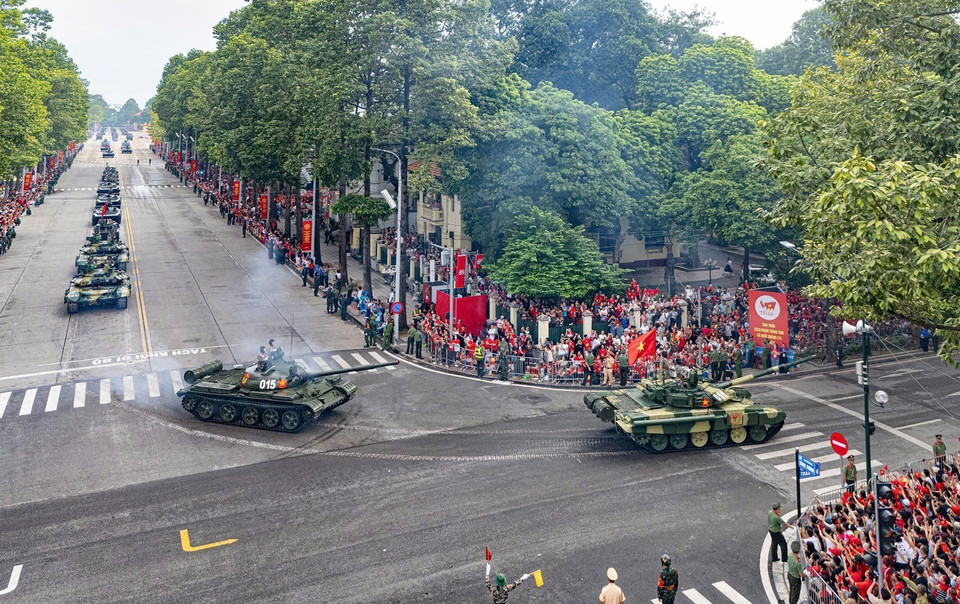 ﻿Armored vehicles move from Hung Vuong Street to Tran Phu Street. (Photo: VNA)