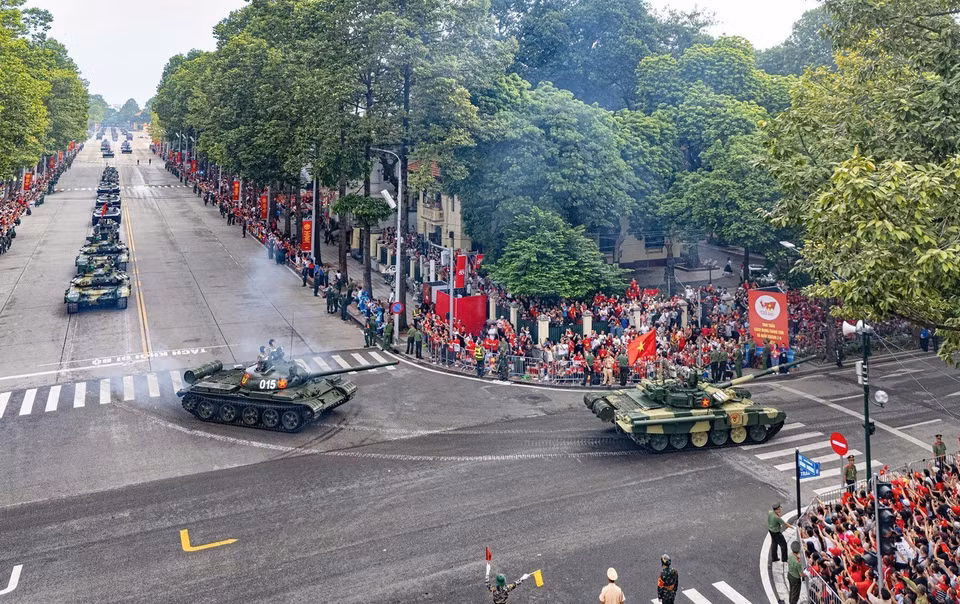 Armored vehicles move from Hung Vuong Street to Tran Phu Street. (Photo: VNA)