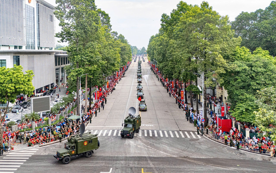 Army vehicles and artillery parade along Hung Vuong Street. (Photo: Pham Tuan Anh - VNA)