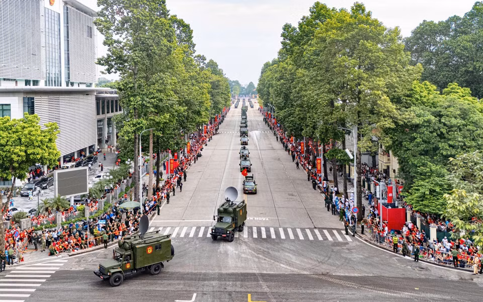 Army vehicles and artillery parade along Hung Vuong Street. (Photo: Pham Tuan Anh - VNA)