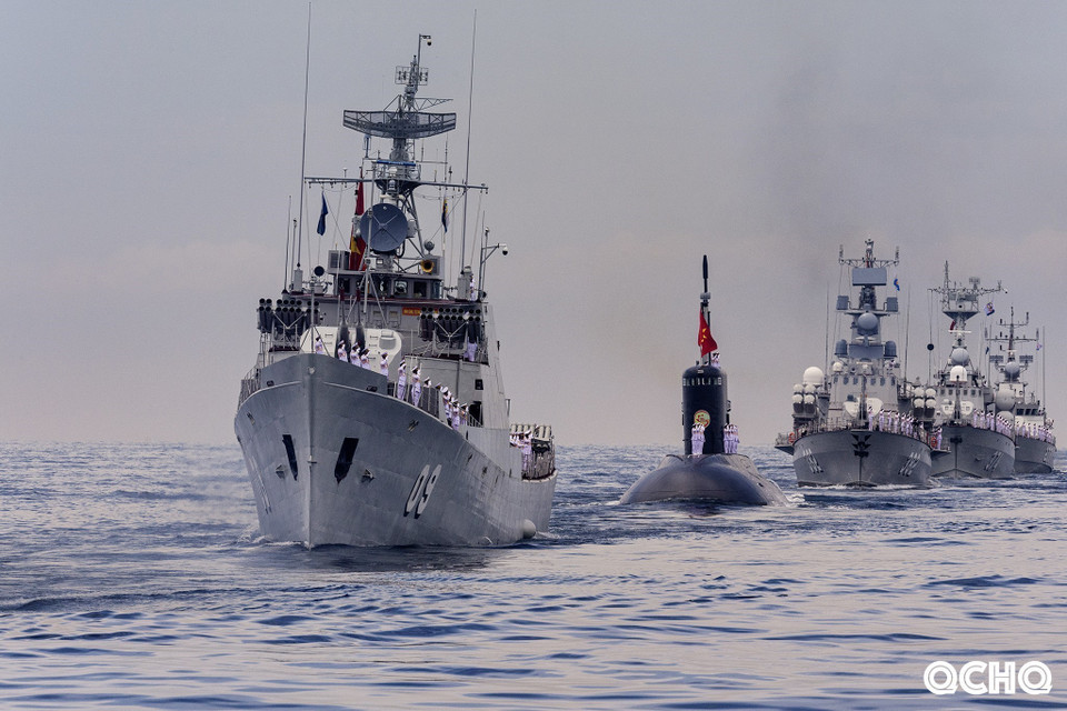 Naval units participating in the parade salute the command ship. (Photo: Vietnam People’s Navy/VNA)