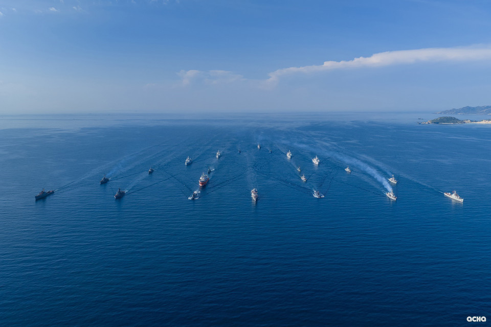 Formations deploy into a V-shape. (Photo: Vietnam People’s Navy/VNA)