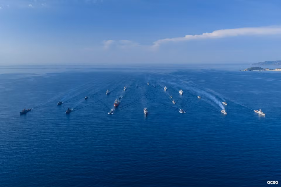 Formations deploy into a V-shape. (Photo: Vietnam People’s Navy/VNA)